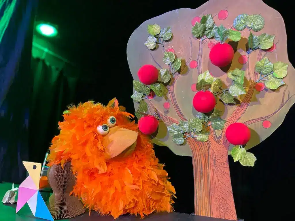 Pluma, guitarra y papel – Cía Los Duendes